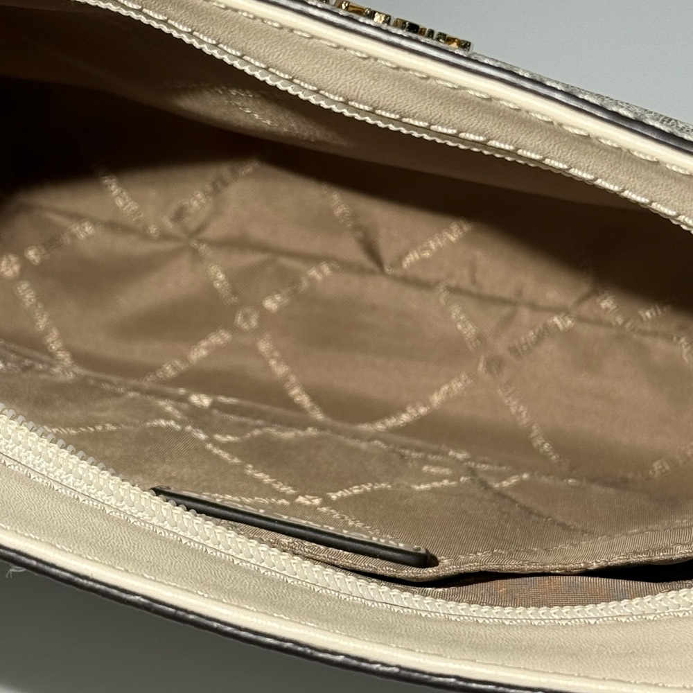 Michael Kors Jet Set Travel Small Messenger Crossbody Bag in Vanilla Signature. - Picture 6 of 11